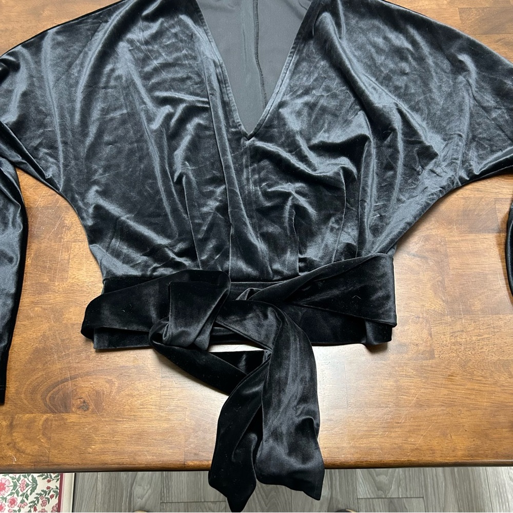 Good American Velvet Deep V Neck Long Sleeve Belted Blouse Black Size 2 / Size M - Picture 7 of 16
